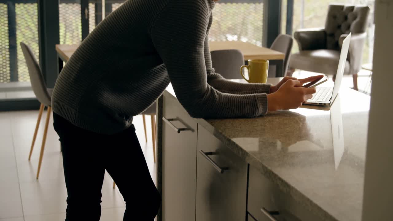 hombre usando teléfono móvil en casa 4k