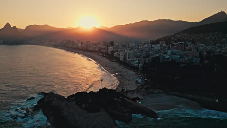 amanecer puesta de sol en la playa en brasil, rio de janeiro ipanema playa de arena
