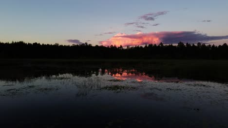 Eine-Drohnenaufnahme-Am-See-Pieni-Onkamo-In-Finnland