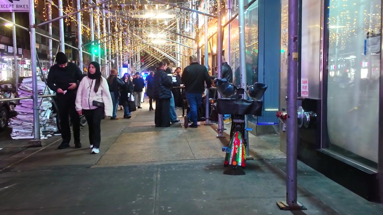 New York, USA, 24 agosto 2025: Scena notturna di un attraversamento pedonale a Midtown Manhattan. Scena urbana di un attraversamento pedonale con insegne illuminate a Midtown Manhattan di notte.