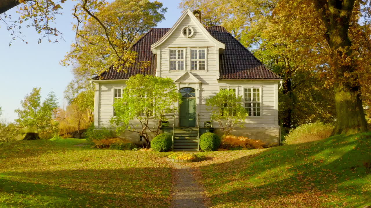 Beautiful old villa "Frydenlund" between the autumn foliage in Gamle Bergen