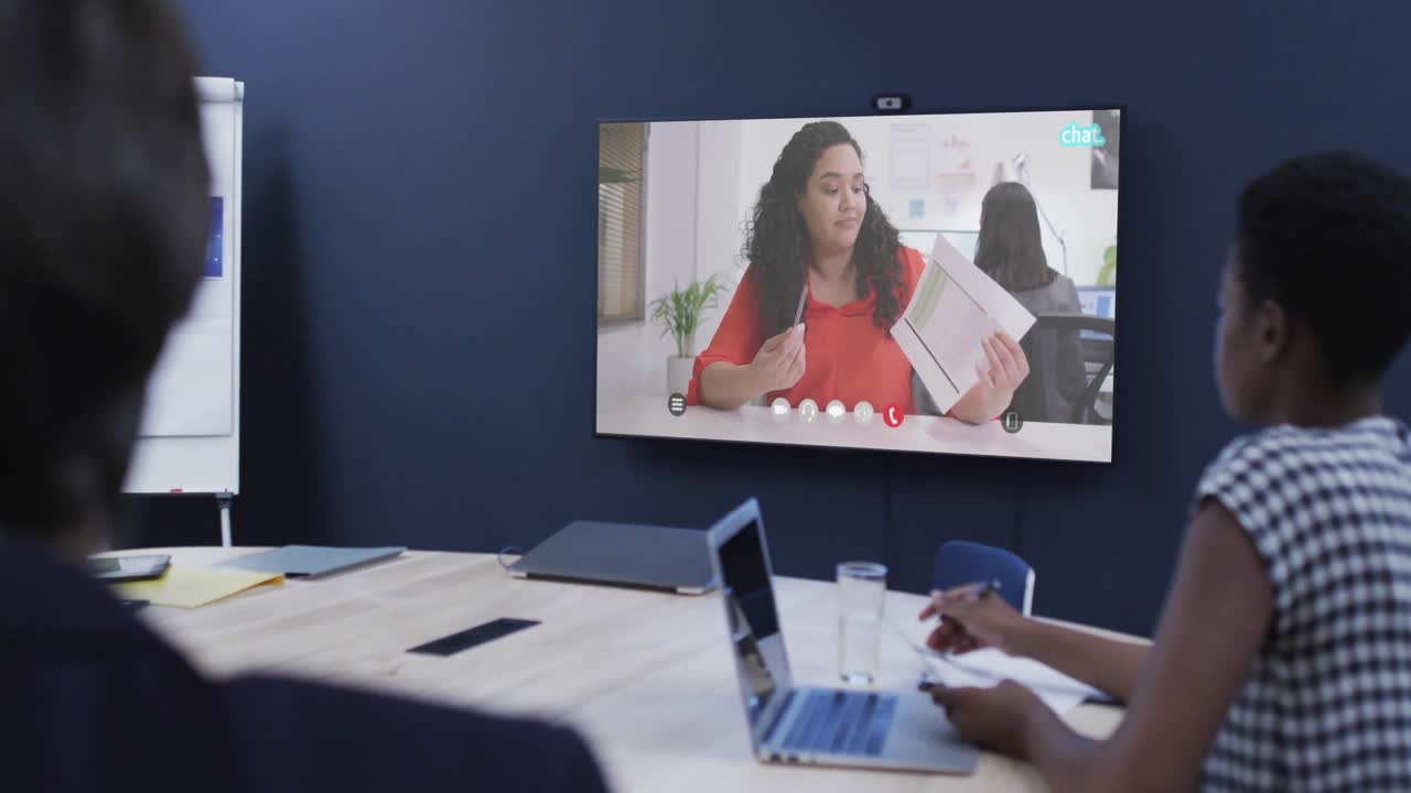 gente de negocios diversa en una videollamada con una colega biracial en la pantalla