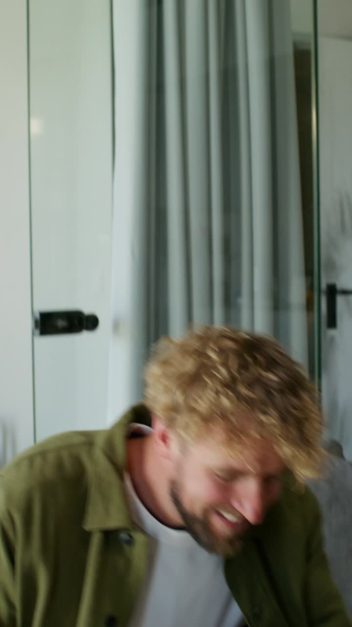 hombre emocionado abriendo una caja de regalos