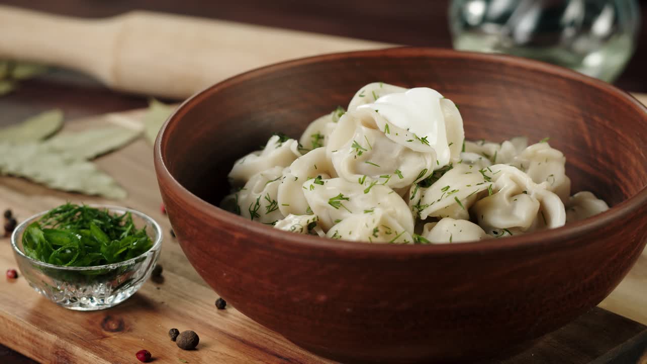 Panna acida versata su deliziosi gnocchi con aneto.