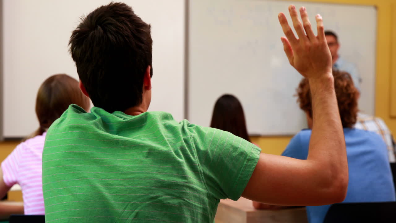 Docente che parla alla sua classe e risponde a una domanda