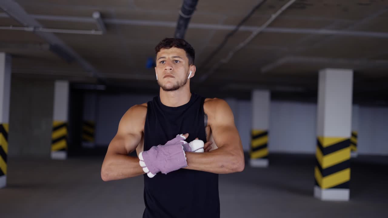 el luchador se pone guantes de lucha en el estacionamiento