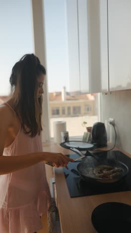 mujer cocinando camarones en la cocina