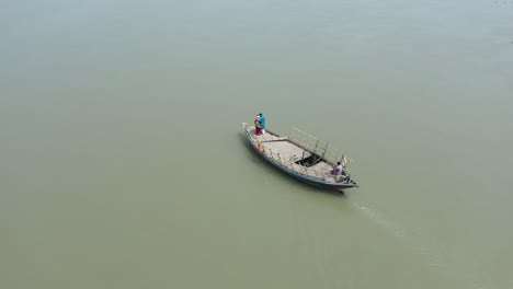 Drohnenaufnahme-Eines-Indischen-Paares-Auf-Einem-Fahrenden-Boot-Im-Fluss,-Romantisches-Date