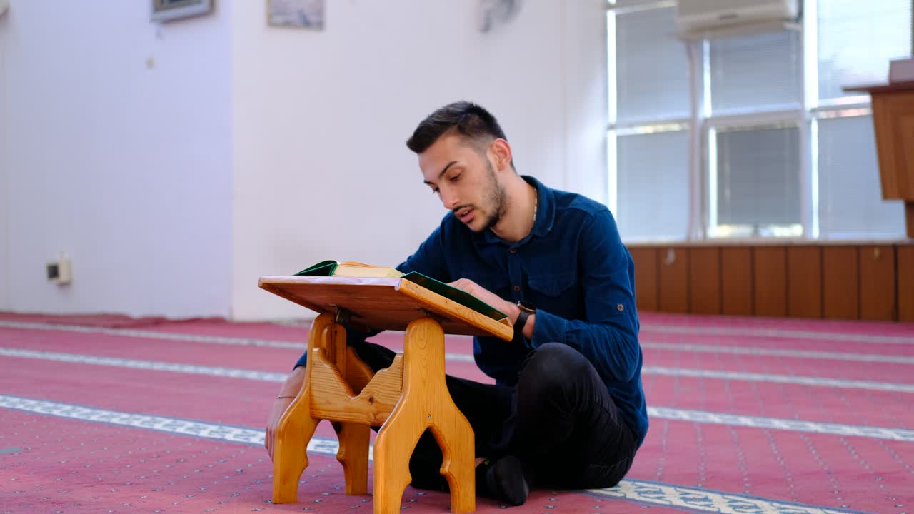 모스크 2에서 꾸란을 읽는 남자