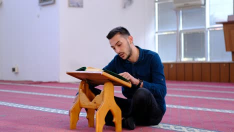 Hombre-Leyendo-El-Corán-En-La-Mezquita-2