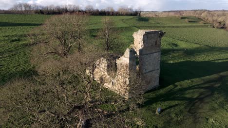 Imágenes-Aéreas-Del-Castillo-De-Ayton-En-Yorkshire-Del-Norte,-órbita-Aérea-De-Un-Antiguo-Castillo-Inglés