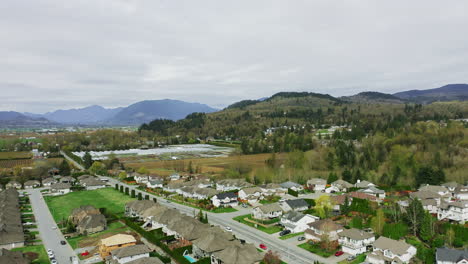 Caminos-Y-Casas-De-Un-Pequeño-Barrio-Suburbano-Escondido-En-Las-Montañas