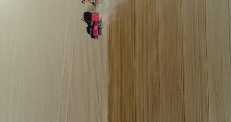 Antenne-Des-Traktors-Auf-Dem-Erntefeld,-Das-Landwirtschaftliches-Feld-Pflügt-10