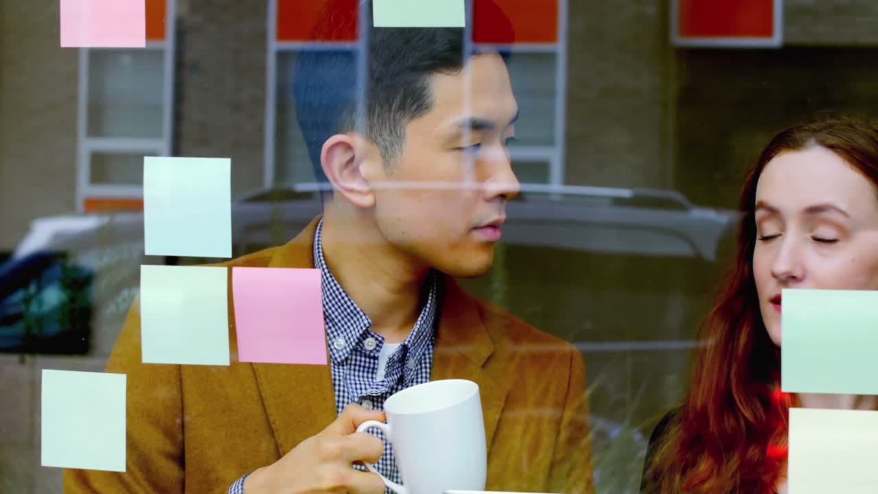비즈니스 임원 들 이 스티키 노트 에 대해 논의 하고 있다