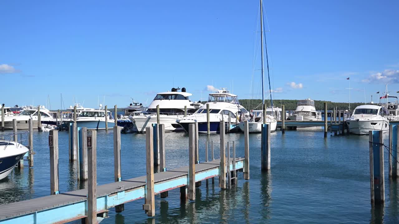 Porto tranquillo nel centro del parco statale di Mackinac Island, Michigan, sul Lago Huron, Grandi Laghi