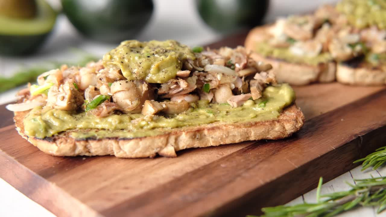 tostadas de atún con aguacate
