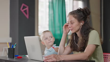madre e hijo trabajando desde casa