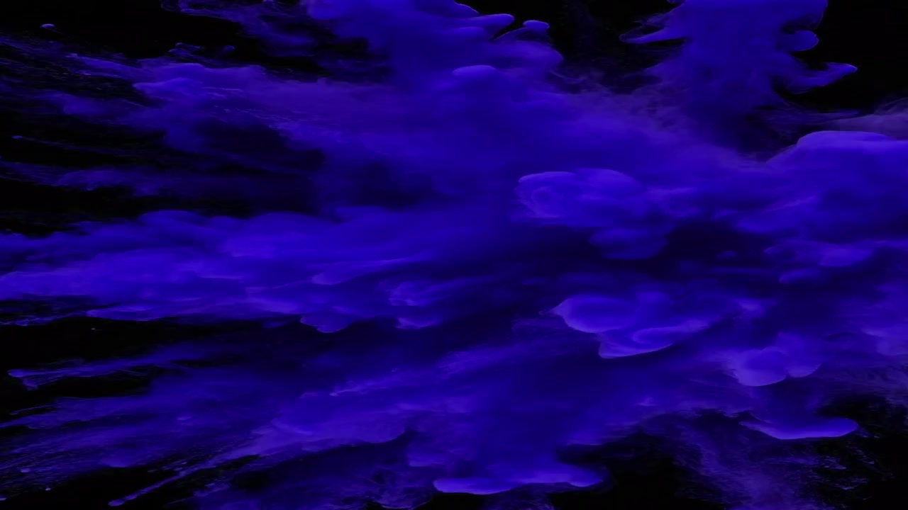 Esplosione vibrante di polvere blu su sfondo nero