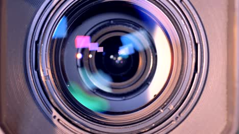proceso de zoom-out de la lente interna de una videocámara en un primer plano