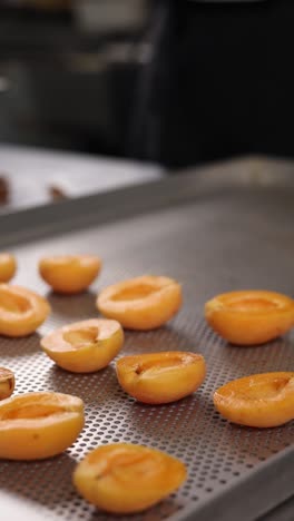 preparing sliced apricots for baking or drying