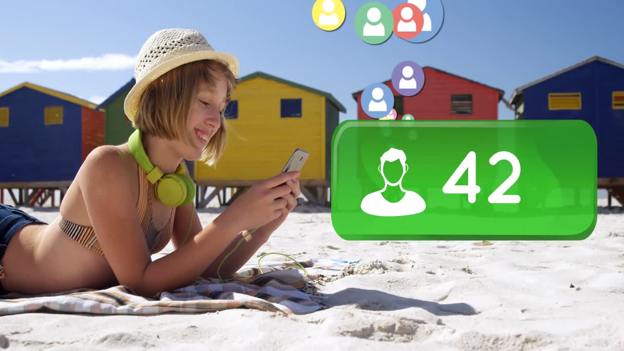 mujer acostada en la playa revisando su cuenta de redes sociales 4k