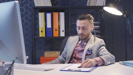 hombre de negocios pensativo y cansado confundido y distraído de trabajar duro y pensar.