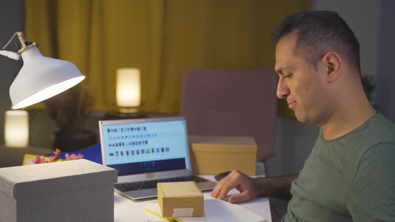 empresario empaquetando sus productos para la venta. comercio electrónico.