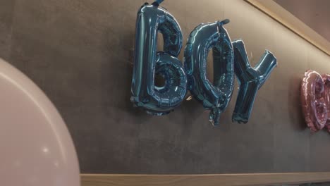 globos de niño azul colgados en la pared, fiesta de revelación de género interior, cámara lenta