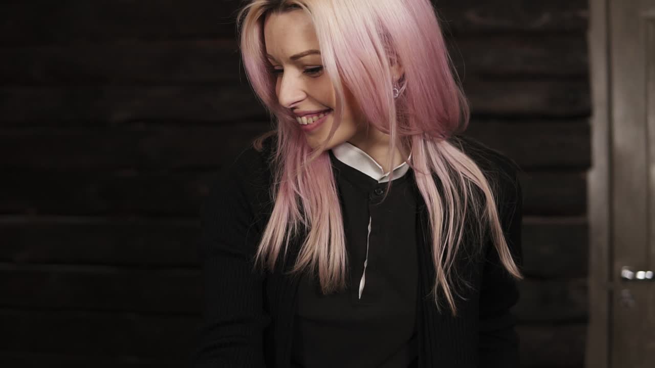 imágenes de cerca de una impresionante mujer joven de cabello largo elige flores para un ramo. tulipanes púrpuras