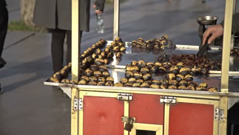 Beliebtes-Streetfood-In-Istanbul:-Gerösteter-Mais-Und-Kastanien-Im-Einkaufswagen