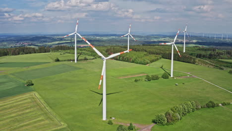 Drohnenflug-über-Einer-Windkraftanlage-In-Deutschland