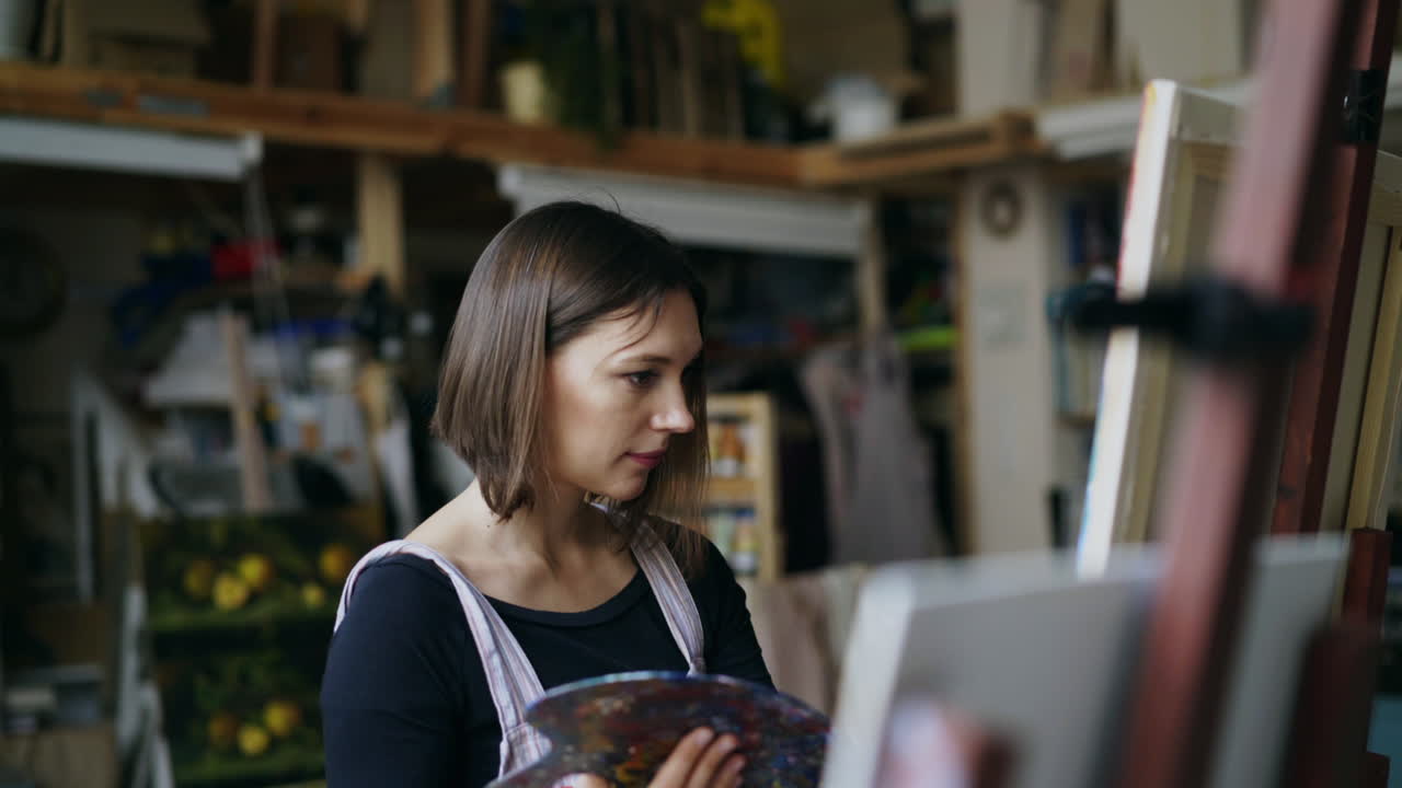 mujer pintando en un estudio de arte