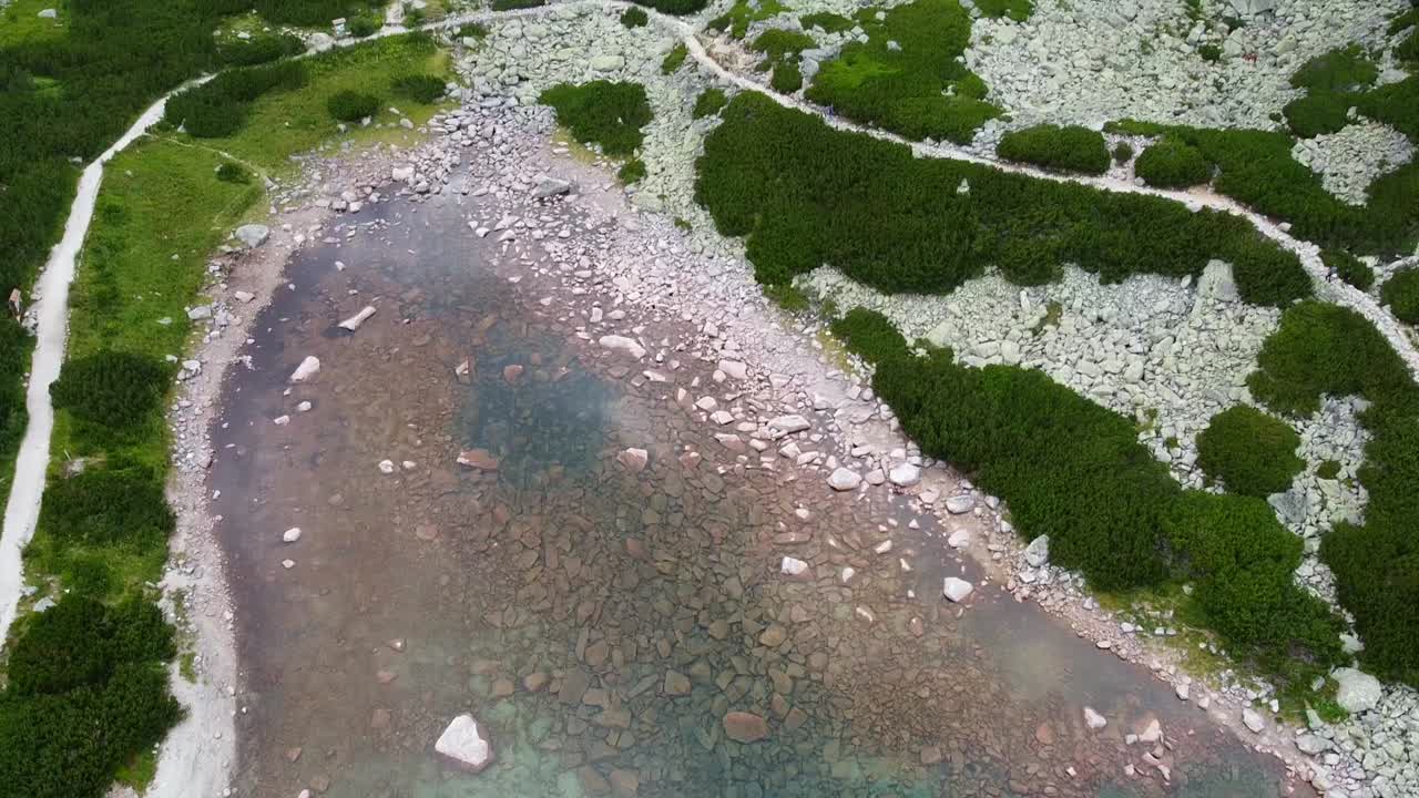높은 tatra 산에서 조감도 바위 탄 호수