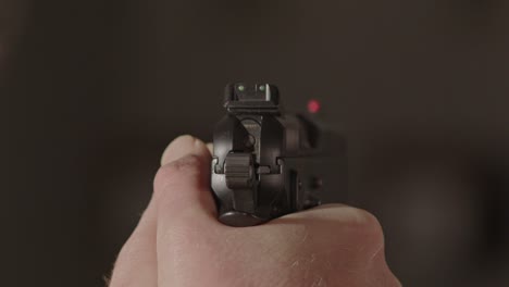 achterkant van 9 mm pistool gericht op iets buiten het scherm