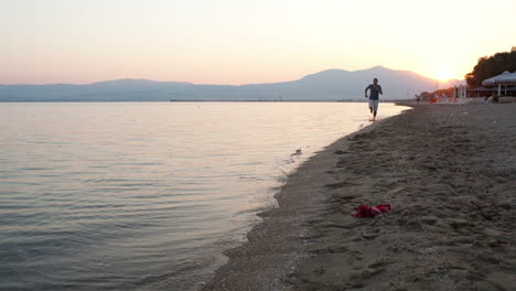 Mann-Läuft-An-Einem-Tropischen-Strand-Entlang