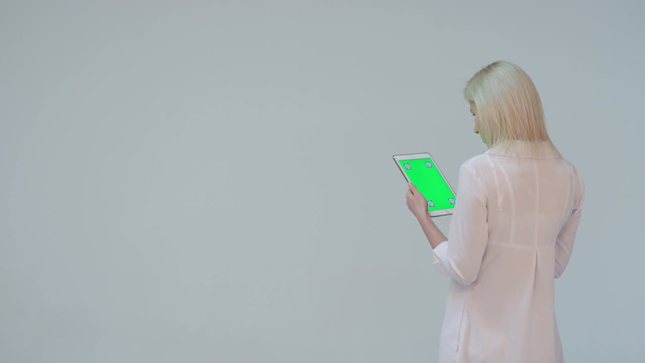 доктор нажимает на зеленый экран планшетного компьютера