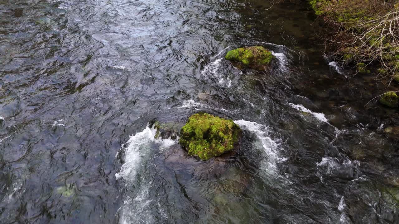 Stilstaand beeld van de Cedar River die langs mosbegroeide rotsen stroomt in Washington State