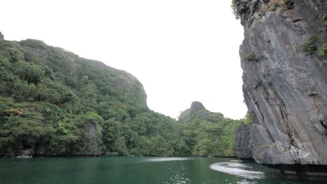 Tiro-De-Muñeca-En-Cámara-Lenta-Navegando-En-La-Famosa-Gran-Laguna-Rodeada-De-Acantilados-De-Piedra-Caliza-En-El-Nido,-Palawan,-Filipinas