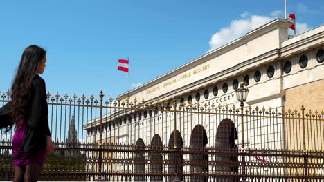 chica asiática mirando la plaza de viena en viena, a cámara lenta