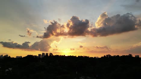 Drohnenaufnahmen-Der-Innenstadt-Von-Kuala-Lumpur-Bei-Sonnenuntergang