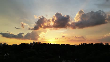 tomas de drones del centro de kuala lumpur al atardecer