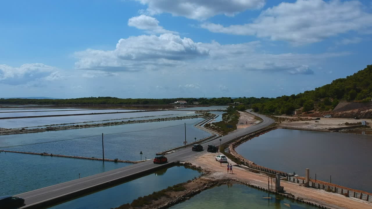 소금 호수를 따라 드론 샷