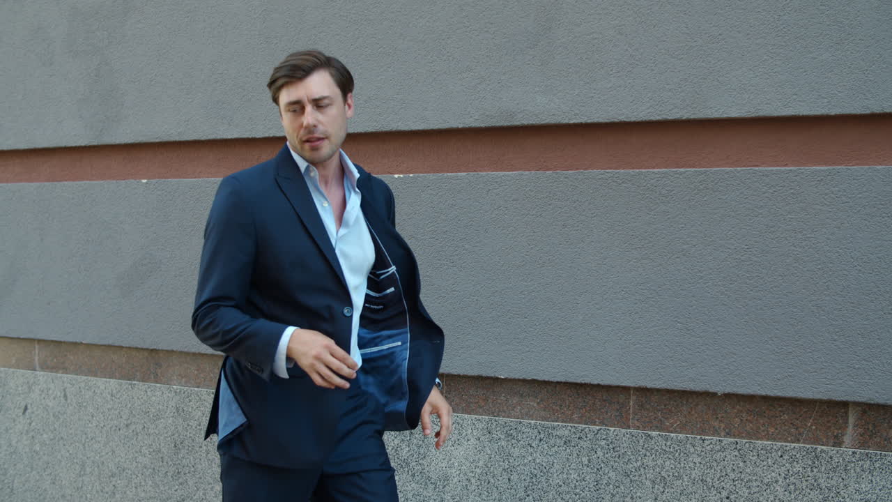 바 ⁇ 에서 춤을 추는 행복한 사업가. 거리에서 성공을 축하하는 행복한 사람