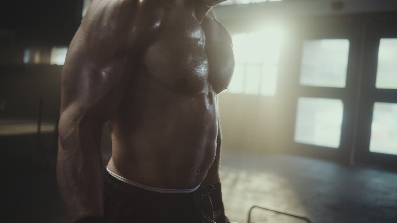 근육질의 남자가 운동을 하고 있습니다.