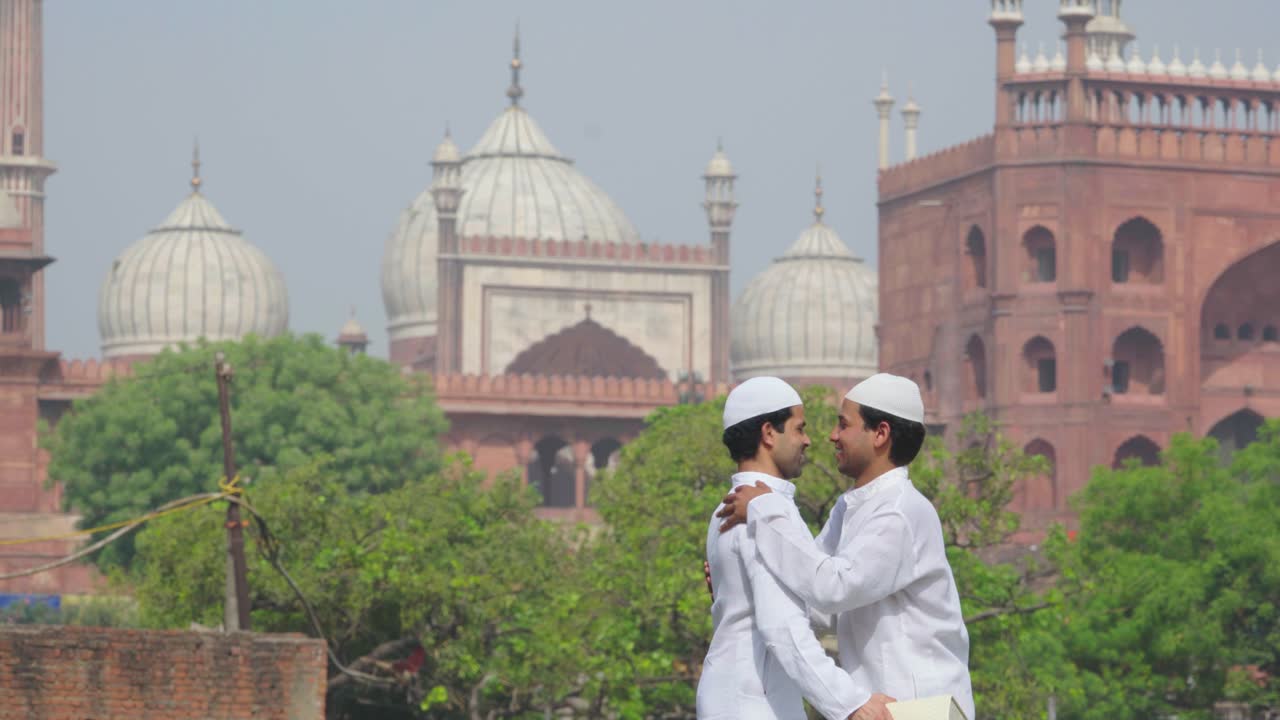 친구 들 이 이드 축제 를 축하 하기 위해 서로 선물 을 주고 인사 하고 있다