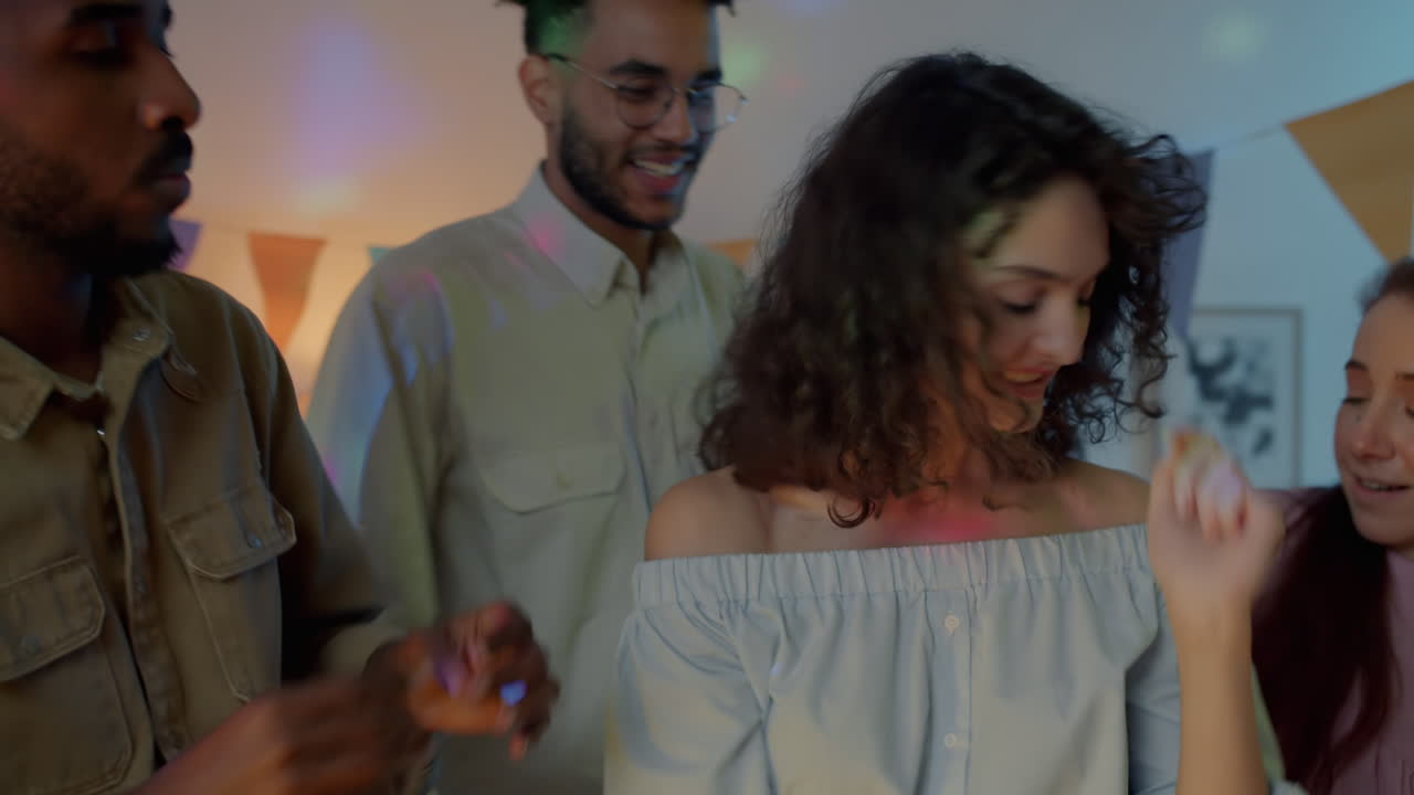 amigos bailando en una fiesta