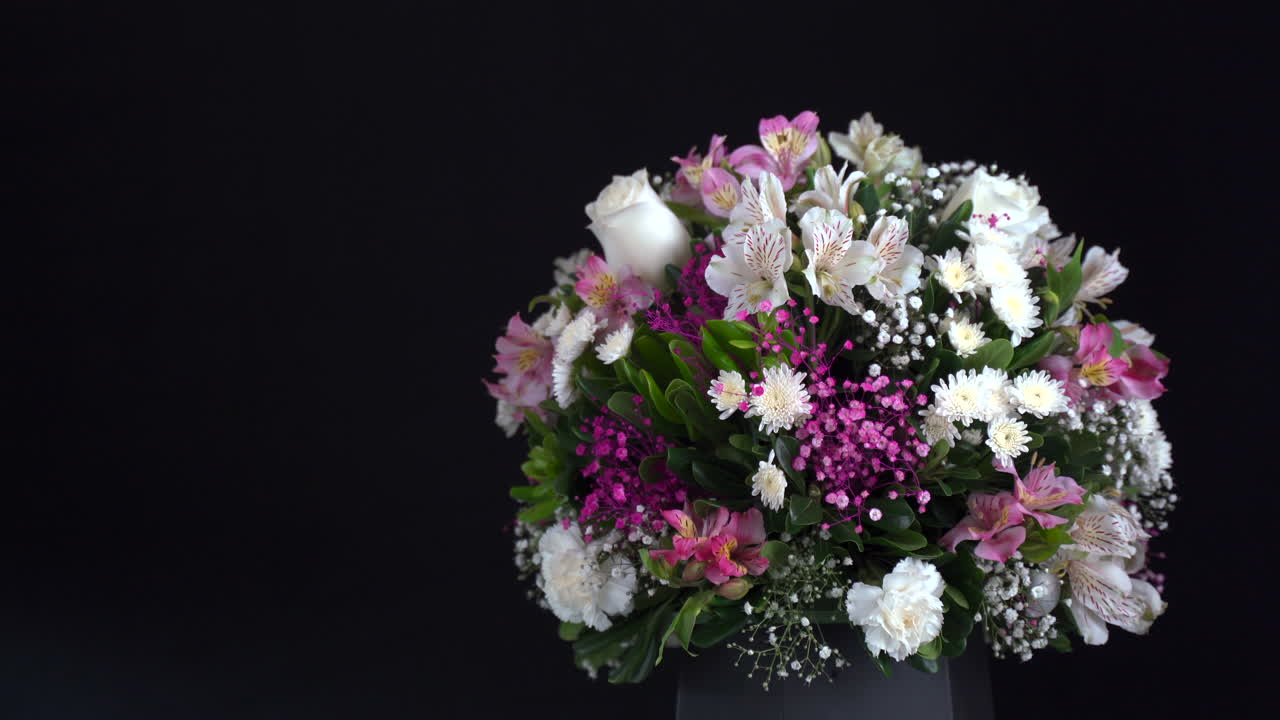 검정색 배경과 슬라이더에 흰색 카네이션과 장미 회전