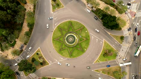 una vista aérea de los coches que circulan en la gran rotonda de málaga, españa.