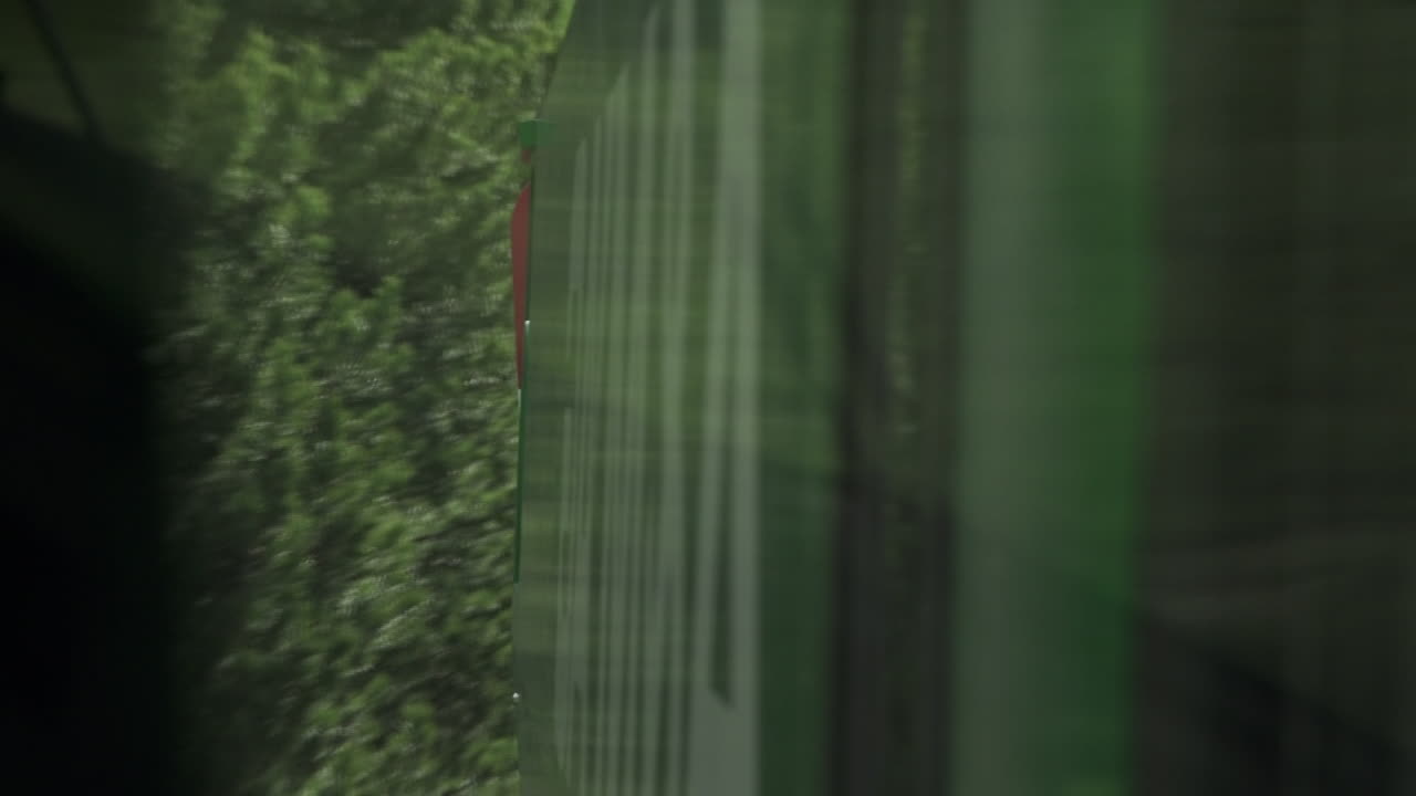 reflejo de espejo del tren moviéndose a través del campo