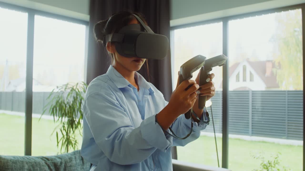 Donna che usa un auricolare di realtà virtuale